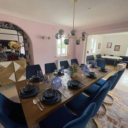 Luxury 4-5 Bed Home With Games Room And Balcony Newtown  Extérieur photo